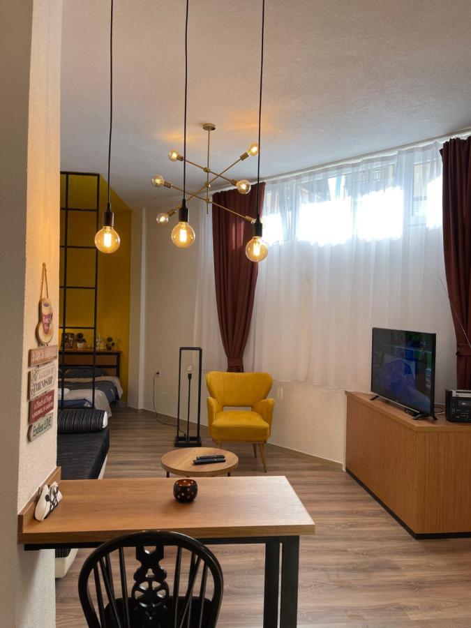 Ora-Prn, Studio Apartment In The City Centre Πρίστινα Εξωτερικό φωτογραφία